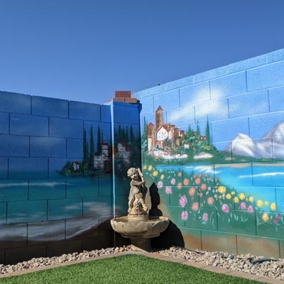 Mural conmemorativo del atardecer en el jardín